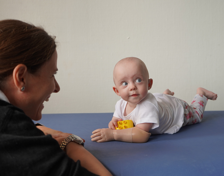 Protesen giver Freja plads til leg